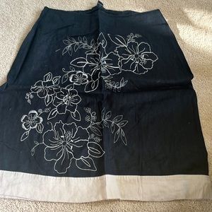 Flower stitched skirt